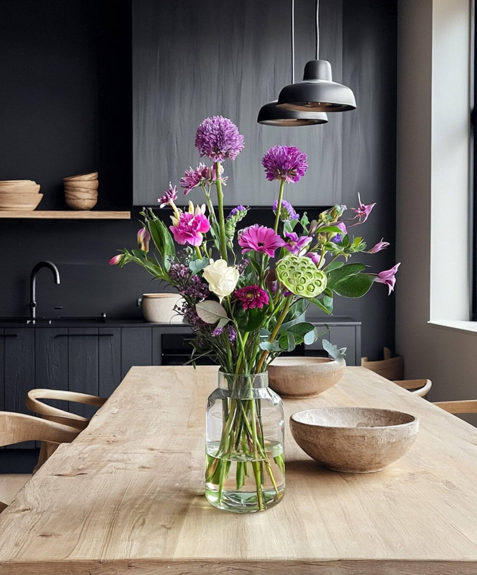 paars veldboeket in interieur bloemenabonnement